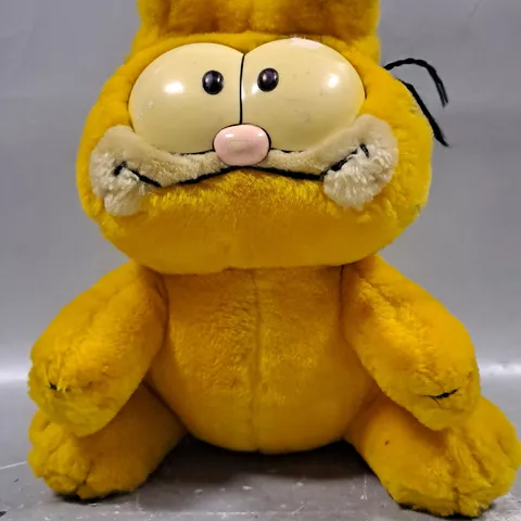 COLLECTIBLE VINTAGE GARFIELD PLUSH TOY