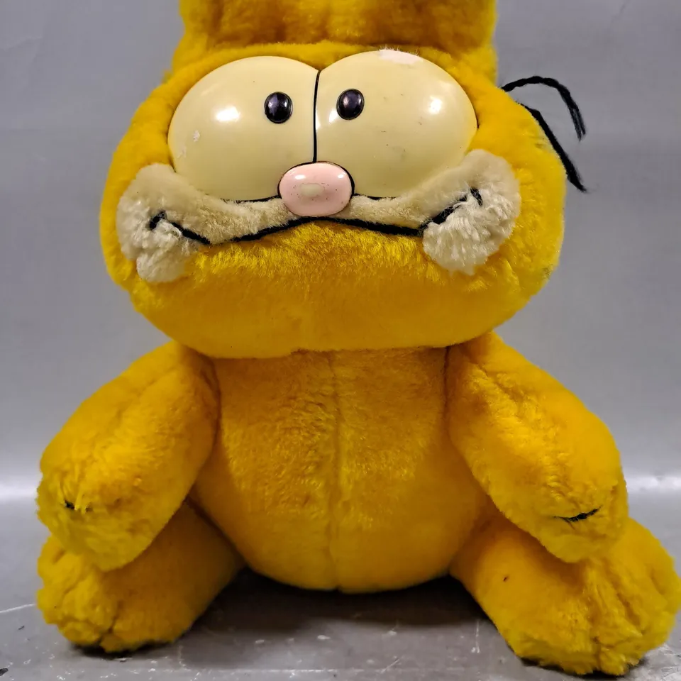 COLLECTIBLE VINTAGE GARFIELD PLUSH TOY