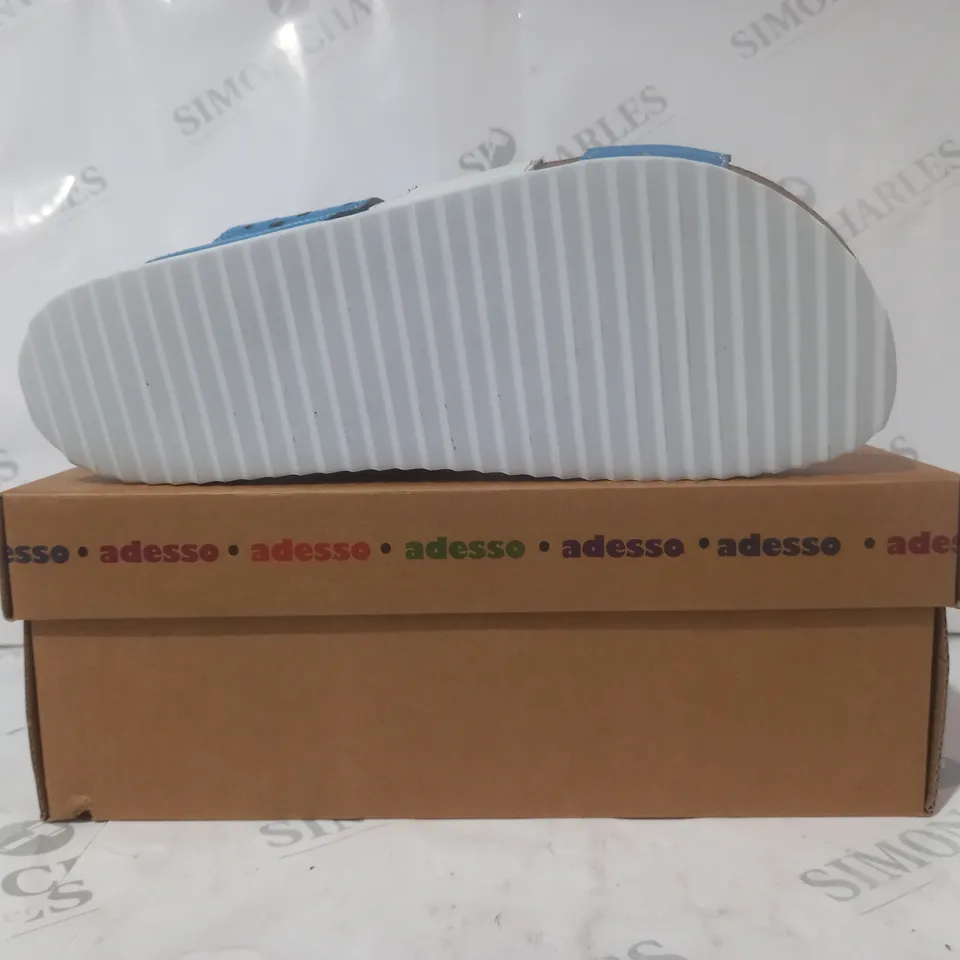 BOXED PAIR OF ADESSO OPEN TOE SANDALS IN BLUE/WHITE SIZE 7