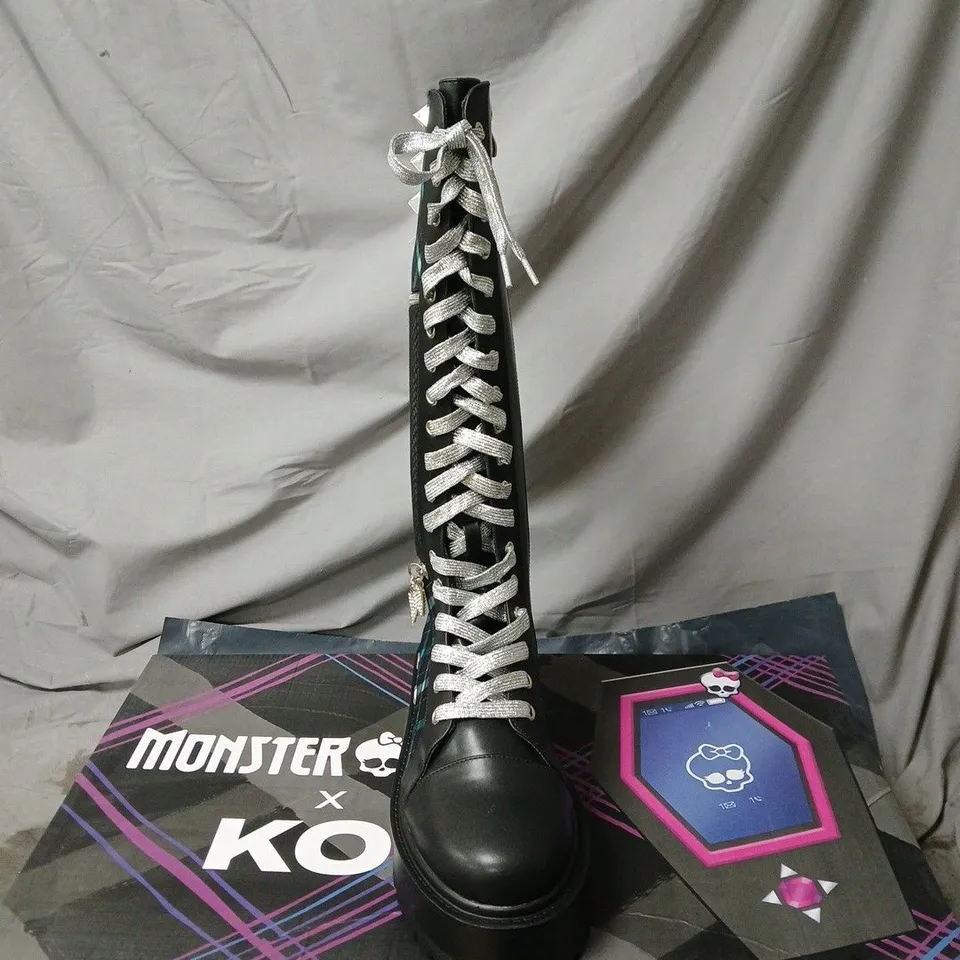 KOI MONSTER HIGH FRANKIE STEIN GREEN CHECK BOOTS BOXED SIZE 8