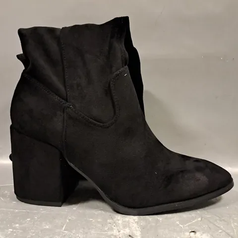 BOXED PAIR OF LOUD LOOK BLOCK HEEL KNEE-HIGH BOOTS IN BLACK SIZE 6