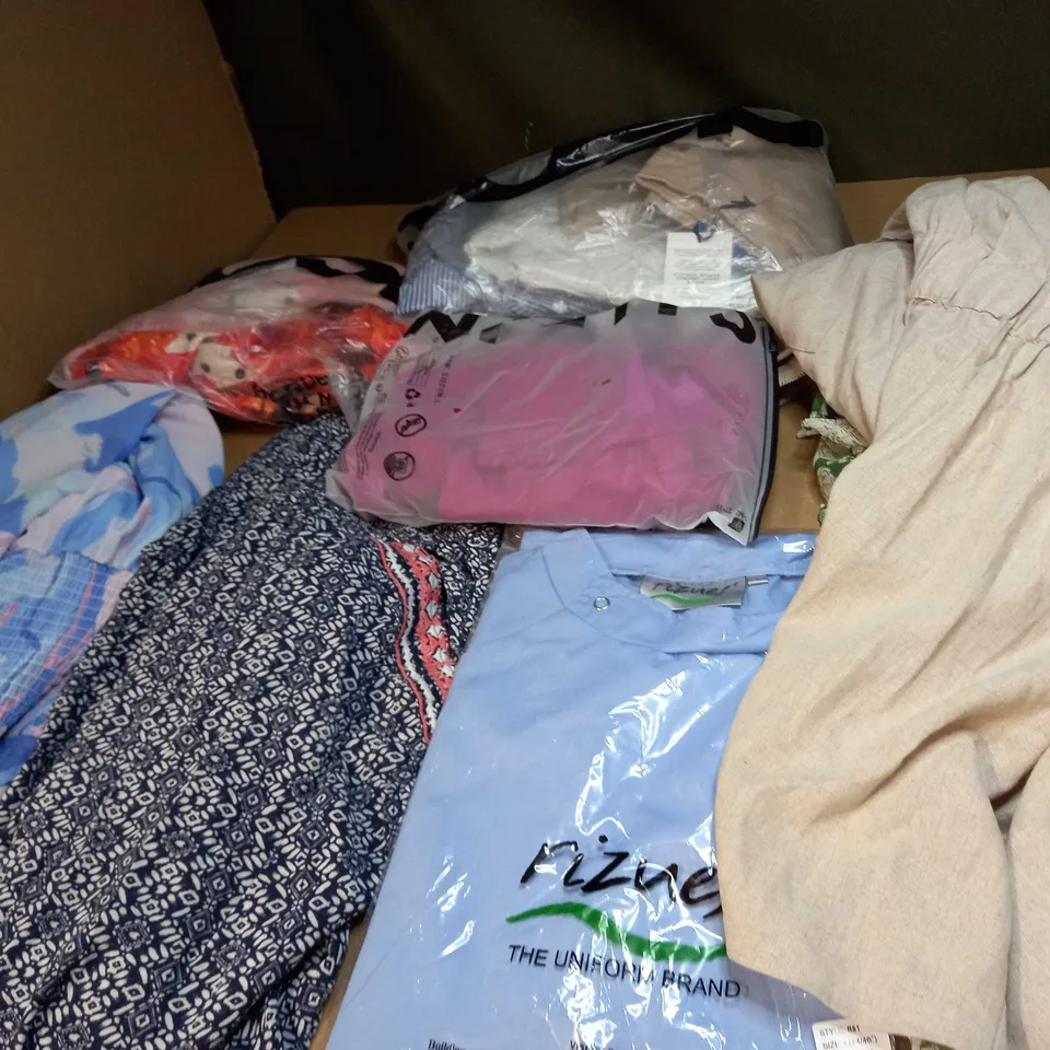 BOX OF APPROX 35 ASSORTED CLOTHING ITEMS TO INCLUDE - DRESSES, T-SHIRTS AND TROUSERS