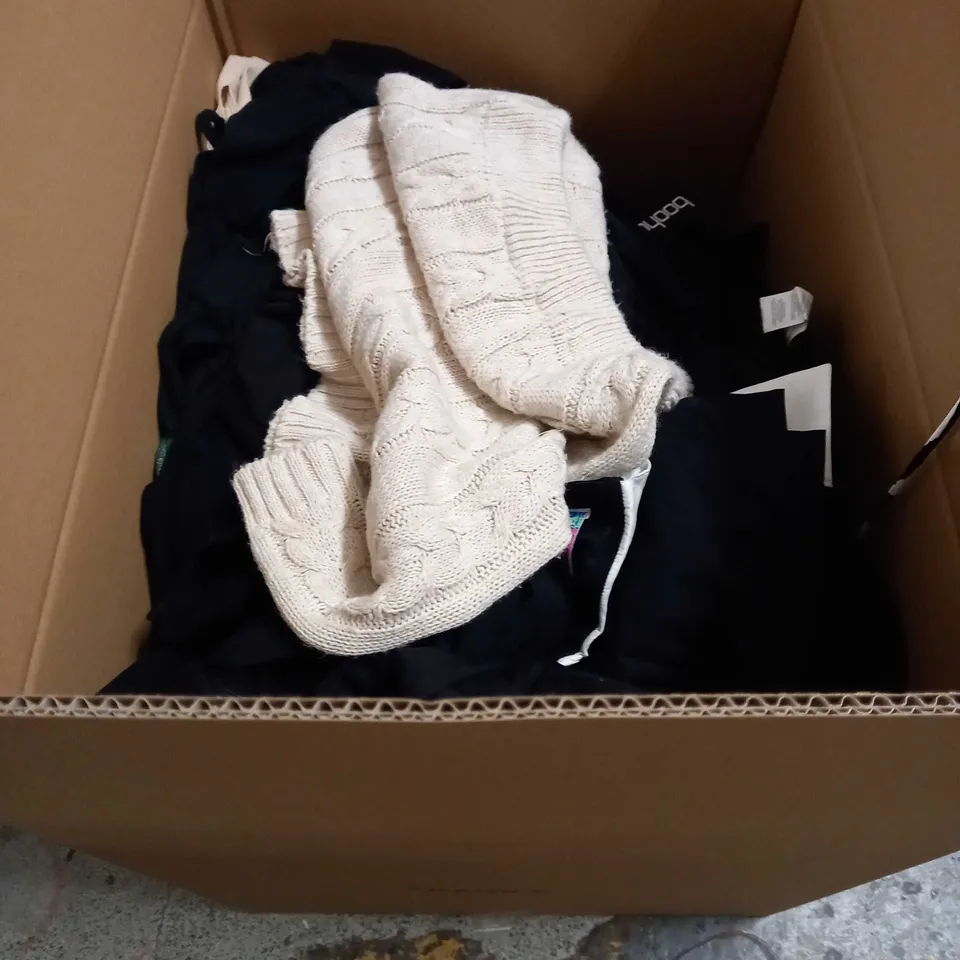 LOT OF APPROX 25 ASSORTED CLOTHING ITEMS VARYING IN SIZE/COLOUR/STYLE TO INCLUDE: TROUSERS, TOPS, DRESSES