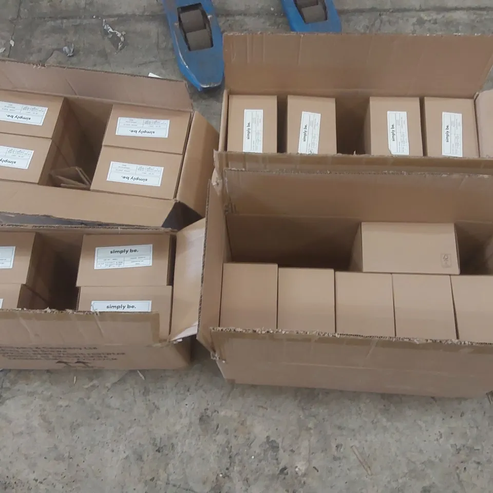 PALLET CONTAINING APPROXIMATELY 200x BRAND NEW ASSORTED DESIGNER SHOES INCLUDING: SIMPLY BE SANDALS ECT