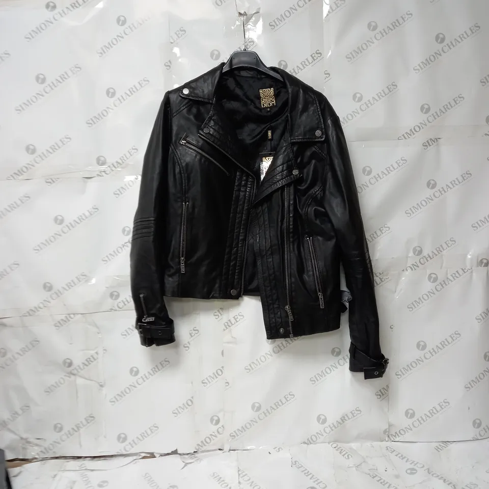 BOX OF APPROXIMATELY 10 ASSORTED WOMEN'S CLOTHING ITEMS INCLUDING TOPS, JEANS, SHIRTS 