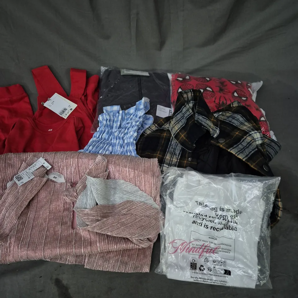 BOX OF APPROXIMATELY 30 ASSORTED KIDS CLOTHING ITEMS TO INCUDE - TOPS, PYJAMAS, JACKET, ETC