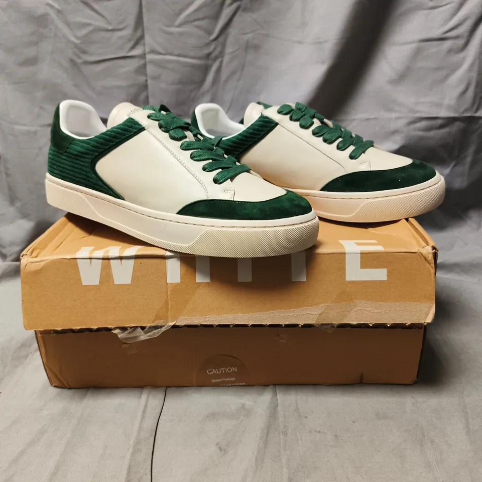 BOXED PAIR OF HIDDEN WHITE LACE UP SHOES IN CREAM/FOREST GREEN SIZE UK 9