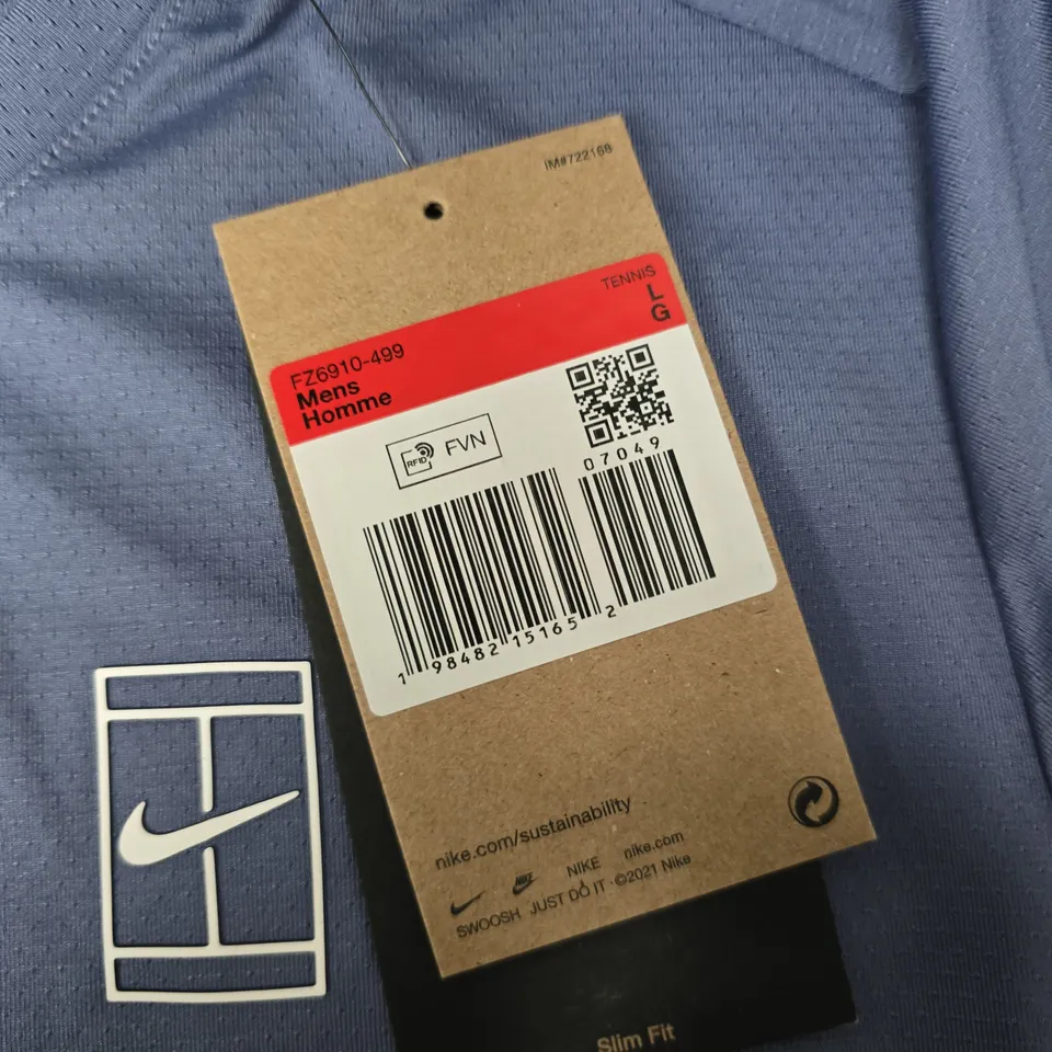 NIKECOURT MEN'S T-SHIRT – LIGHT BLUE, SLIM FIT (UK L, LG)