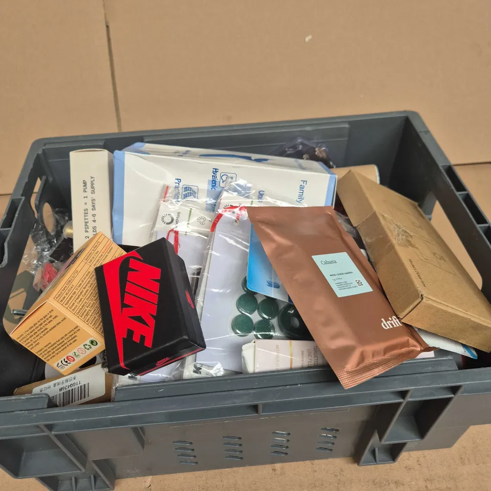 TOTE OF APPROXIMATELY 10 ASSORTED ITEMS INCLUDING DRIFT CABANA WOOD CAR FRESHENER, NIKE AIR JORDAN 3D KEY CHAIN AND EDIBLE GLITTER