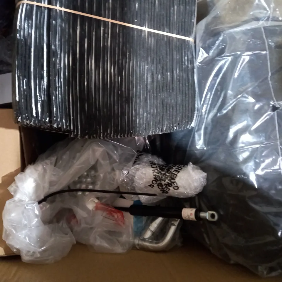 BOX OF APPROXIMATELY 10 ASSORTED CAR PARTS AND ACCESSORIES TO INCLUDE 3D SHADOW LIGHT, MOBILE PHONE HOLDER, XL SILICONE GRIPS, ETC