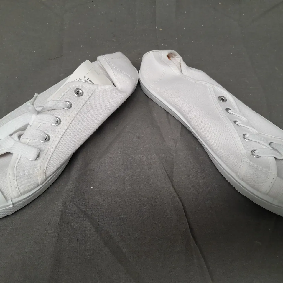 BOX OF APPROXIMATELY 15 PAIRS OF DESIGNER FLAT LACE UP SHOES IN WHITE - VARIOUS SIZES