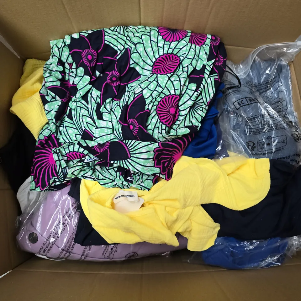 APPROXIMATELY 35 ASSORTED CLOTHING ITEMS IN VARIOUS SIZES, STYLES & COLOURS TO INCLUDE TOPS, HOODIES, TROUSERS, ETC - COLLECTION ONLY