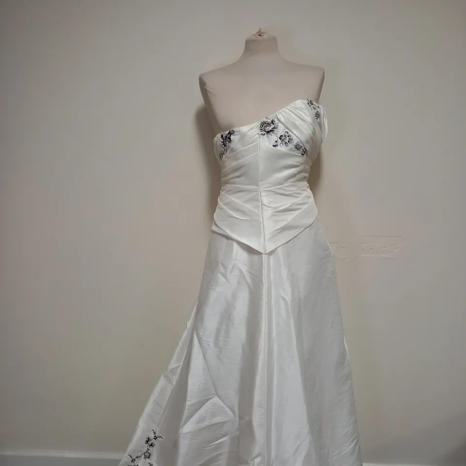 UNBRANDED WEDDING DRESS IN WHITE WITH FLOWER PATTERN - SIZE 10