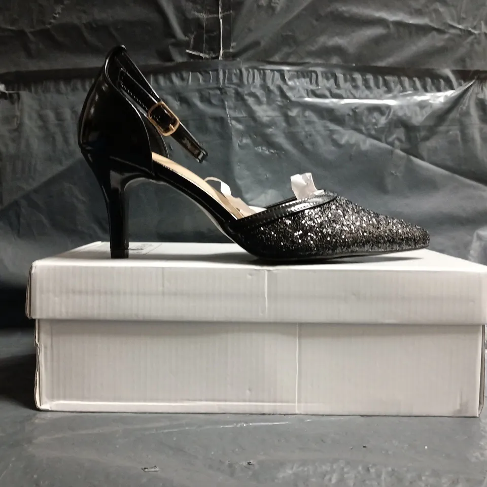 BOXED PAIR OF UNBRANDED POINTED TOE MID-STILETTO HEELS IN BLACK W. SEQUINS SIZE EU 39