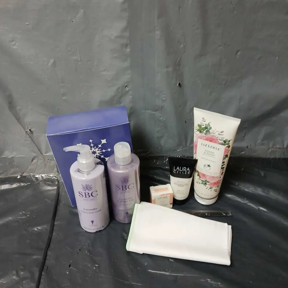 APPROXIMATELY 20 ASSORTED COSMETICS ITEMS FROM VARIOUS BRANDS TO INCLUDE LIZ EARLE, SBC, LAURA GELLER, ETC