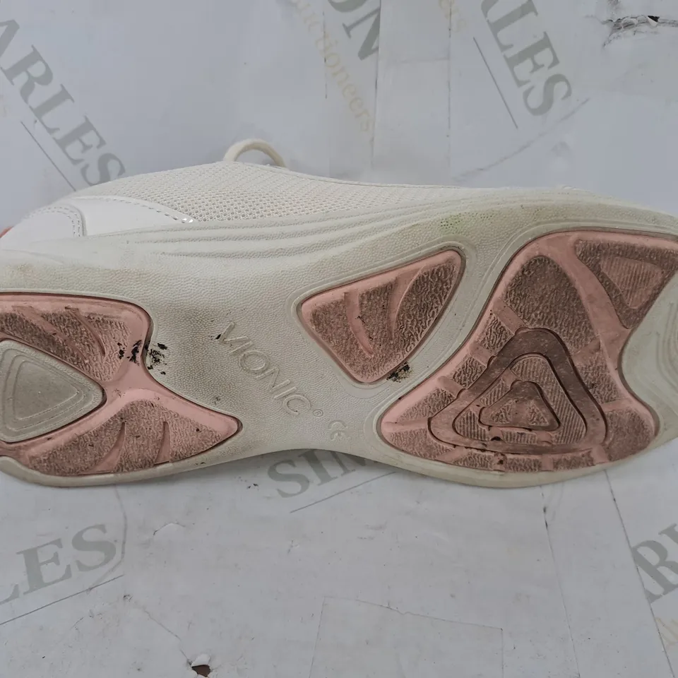 VIONIC AGILE CASSIS ZIP TRAINER IN WHITE - SIZE 4.5