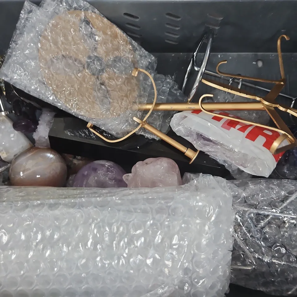 APPROXIMATELY 10 ASSORTED HOUSEHOLD ITEMS TO INCLUDE DECORATIVE CRYSTALS, ETC