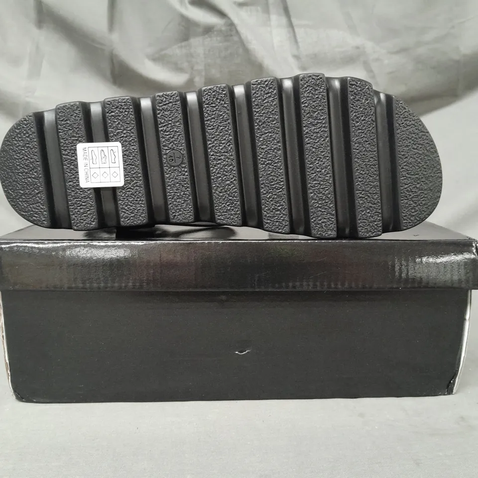 BOXED PAIR OF DESIGNER CROSS STRAP CHUNKY FLAT SANDALS IN BLACK SIZE 7