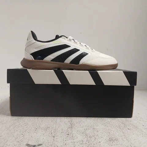 BOXED PAIR OF ADIDAS PREDATOR LEAGUE KID'S TRAINERS IN WHITE/BLACK SIZE uk 13.5