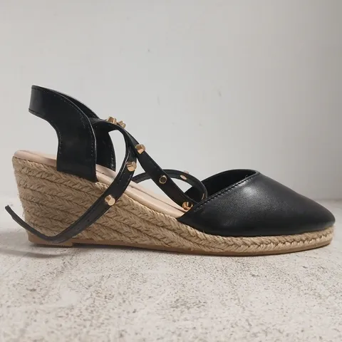 BOXED PAIR OF UNBRANDED CLOSED TOE WEDGE SANDALS IN BLACK SIZE 6