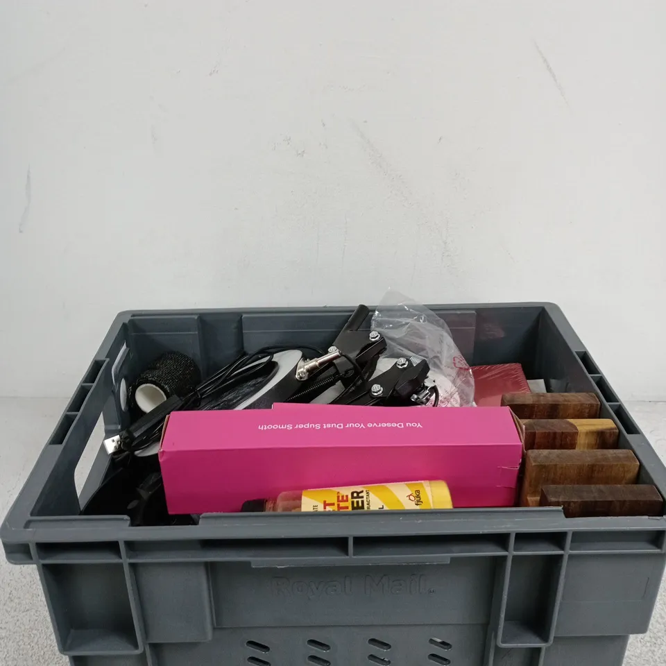 APPROXIMATELY 20 ASSORTED ITEMS INCLUDING SWEET SENSATE POWDER, SPACEGOODS FROTHER AND SPACEGOODS 8G METAL SPOON