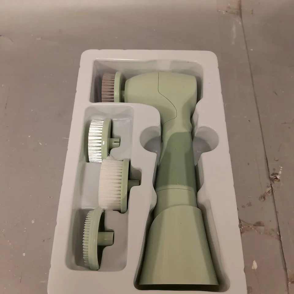 BLUSHLY CLEANSING & EXFOLIATING FACE BRUSH