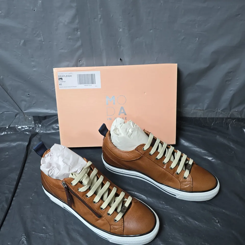 BOXED PAIR OF MODA IN PELLE BRAYLEIGH TAN SIDE ZIP TRAINER SIZE 40