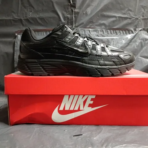BOXED PAIR OF NIKE P-6000 TRAINERS IN BLACK SIZE UK 10
