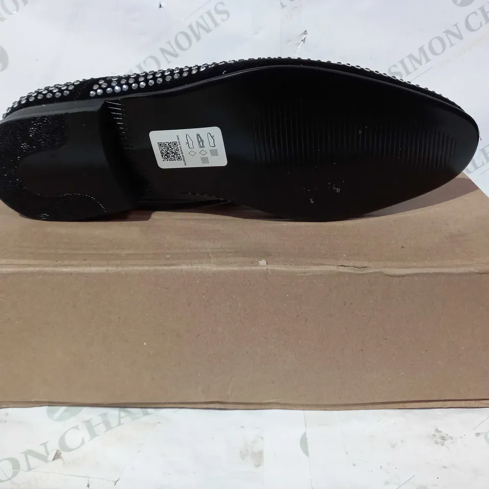 BOXED PAIR OF ASOS DESIGN SHOES IN BLACK WITH JEWEL EFFECT UK SIZE 9