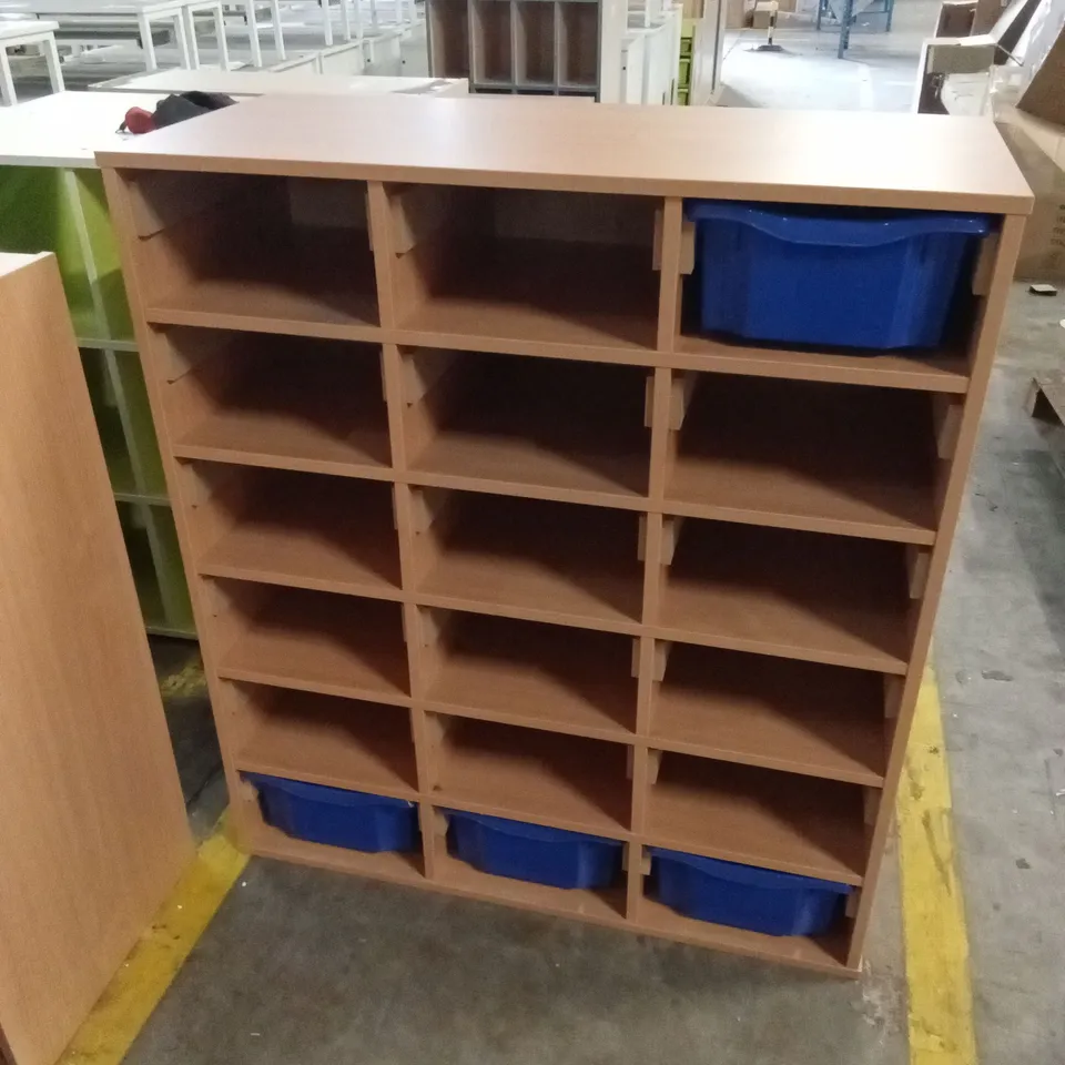 18 COMPARTMENT STORAGE UNIT