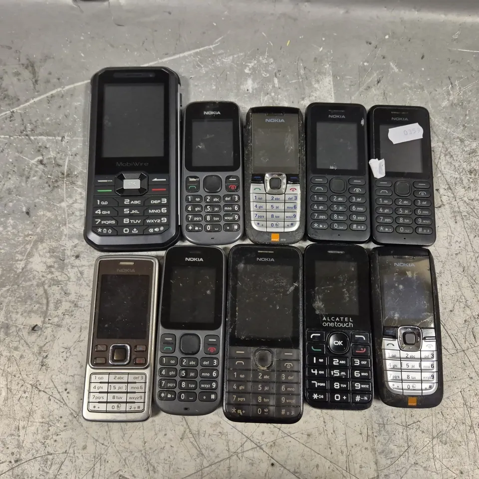 APPROXIMATELY 10 ASSORTED OLD PHONES TO INCLUDE ALCATEL ONE TOUCH, MOBIWIRE OGIMA, NOKIA 6301. ETC