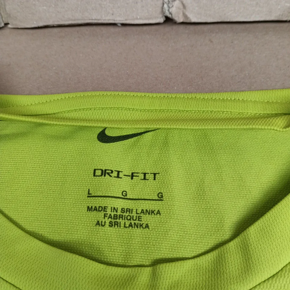 NIKE DRI FIT SLEEVELESS LARGE T SHIRT