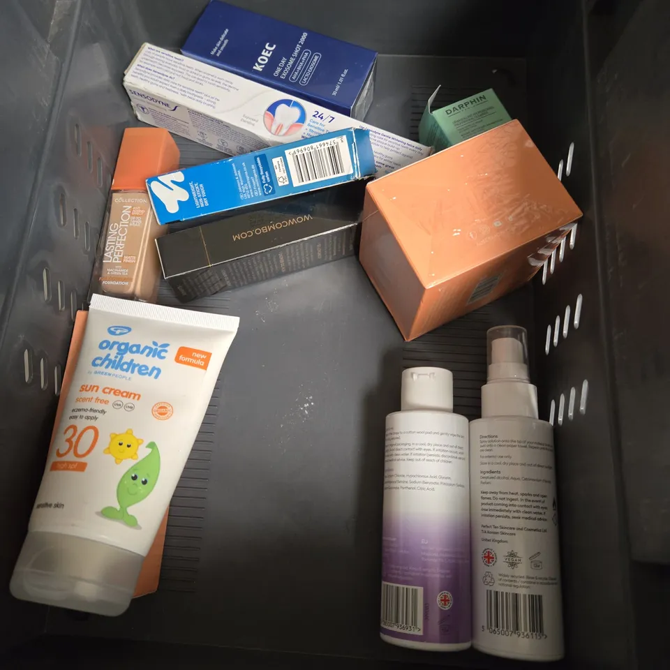 APPROXIMATEY 20 ASSORTED HEALTH AND BEAUTY PRODUCTS TO INCLUDE - BULLDOG SHOWER GEL - THE BEAUTY CROP DEWY BOUNCE SET MIST - BYOMA BRIGHTENING SERUM - ETC