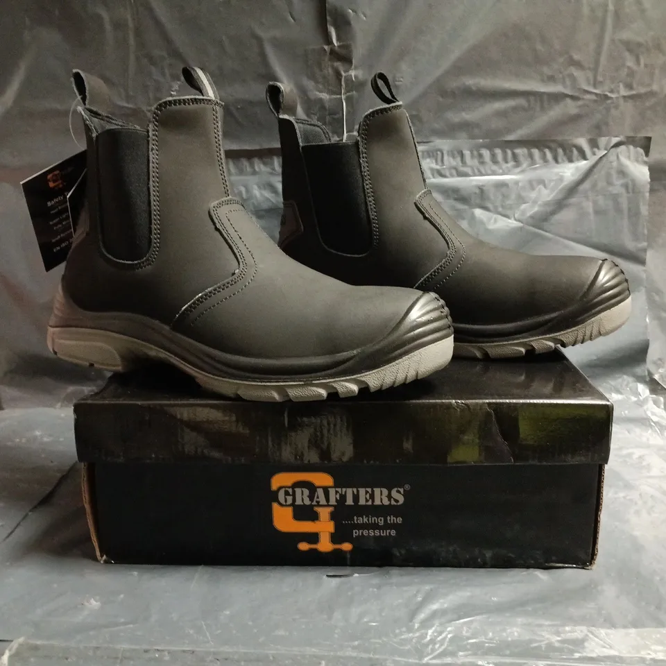 BOXED PAIR OF GRAFTERS SAFETY TWIN GUSSET DEALER BOOTS IN BLACK SIZE EU 43