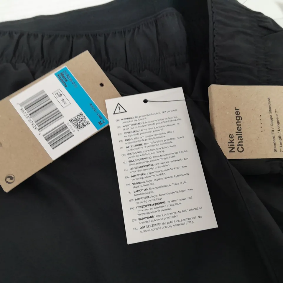 NIKE CHALLEGER BLACK SHORTS - M