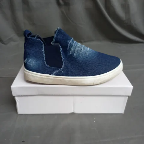 BOX OF 10 PAIRS OF WS SHOES SLIP ON SHOE IN BLUE DENIM - VARIOUS SIZES