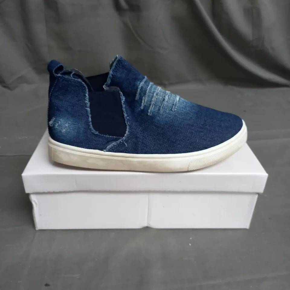 BOX OF 10 PAIRS OF WS SHOES SLIP ON SHOE IN BLUE DENIM - VARIOUS SIZES