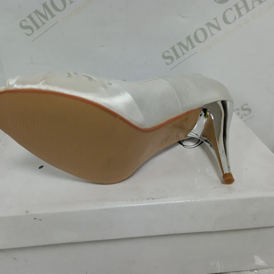 BOXED PAIR OF IVORY DIAMONTE CASARDA OCCASIONS SHOE SIZE 5