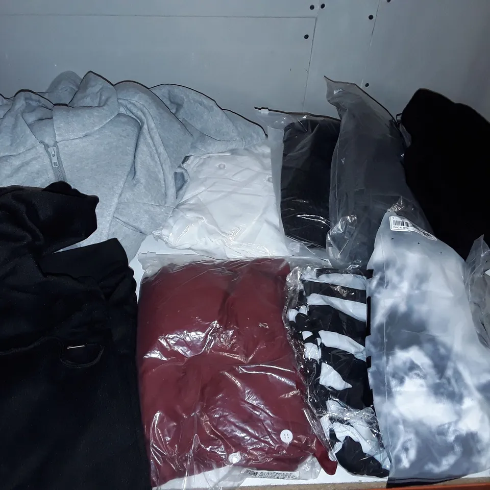 A MEDIUM BOX OF 10 ASSORTED CLOTHING ITEMS TO INCLUDE A GREY ZIP UP HOODIE AND A BLACK HOODIE