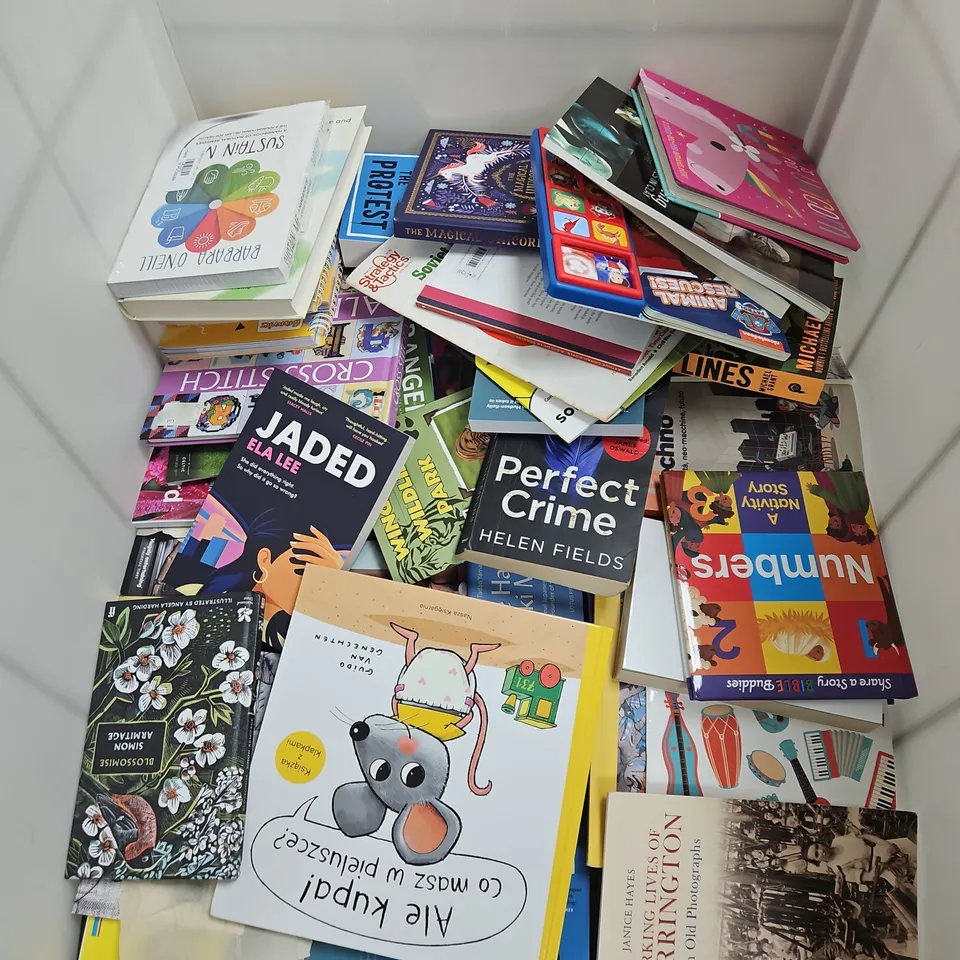 LARGE QUANTITY OF ASSORTED BOOKS IN VARIOUS GENRES TO INCLUDE WORKS BY SUSAN PETERSON, MARY BERRY, DONNA TARTT - COLLECTION ONLY