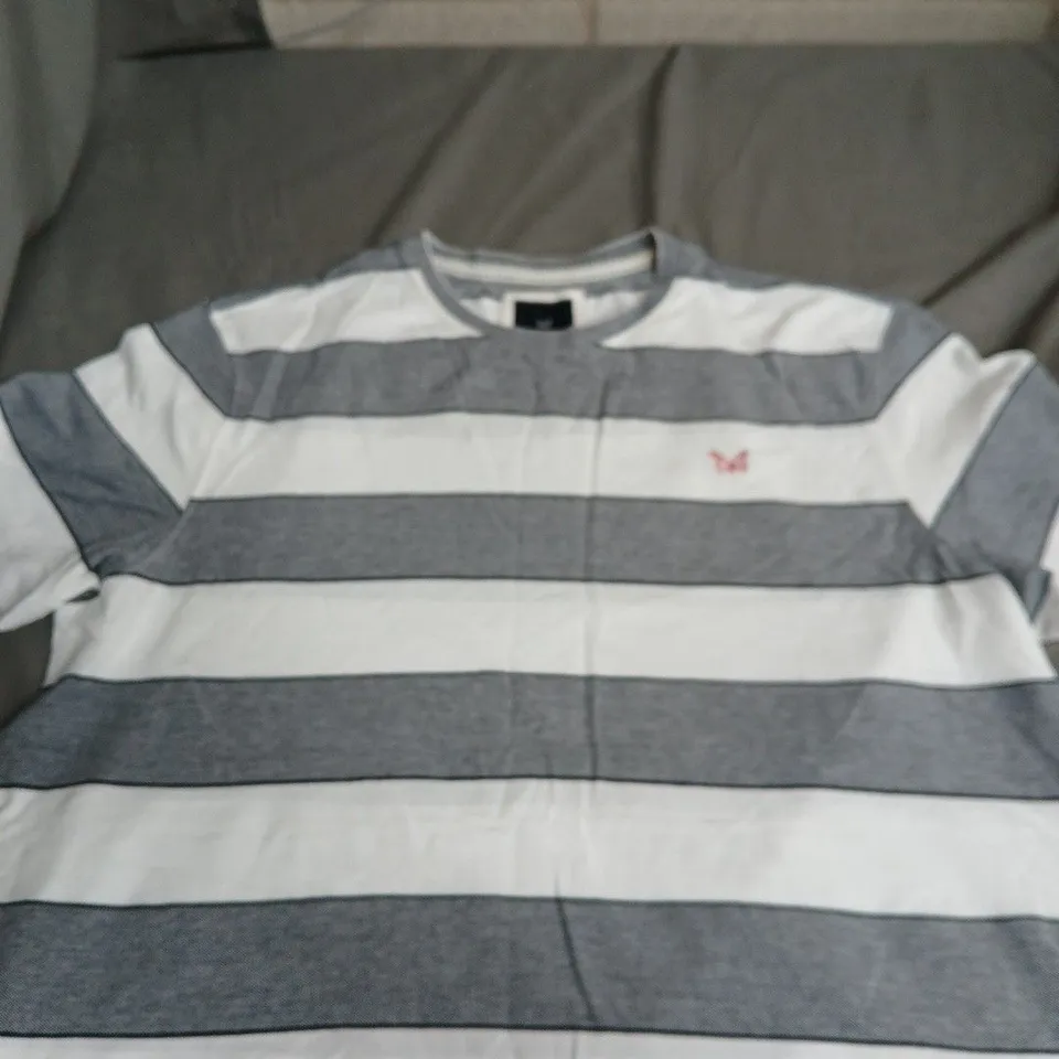 CREW CLOTHING COMPANY STRIPED POLO SHIRT – MEN'S, UK XXL, GREY & WHITE