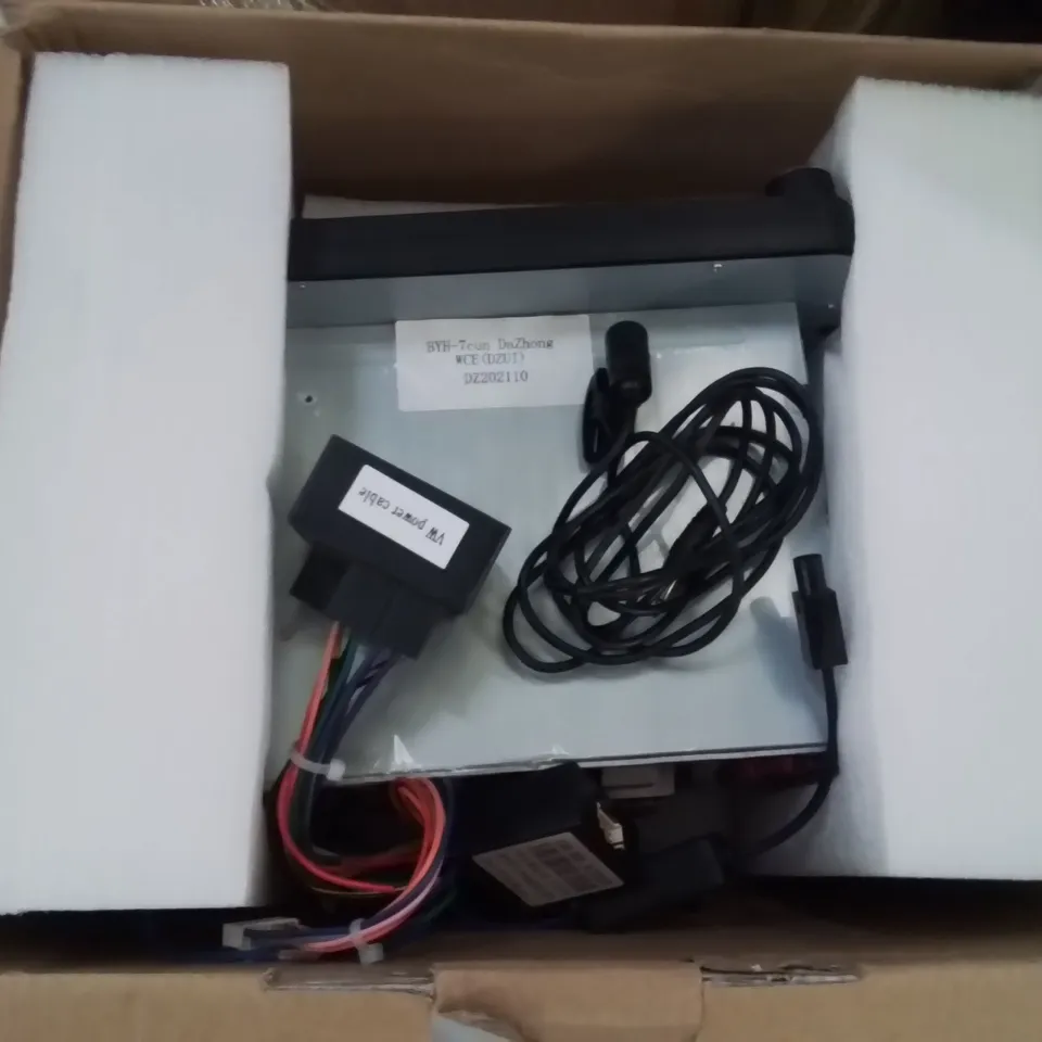 LARGE BOX CONTAINING ASSORTED CAR MULTIMEDIA SYSTEM INTERFACES // MODELS VARY