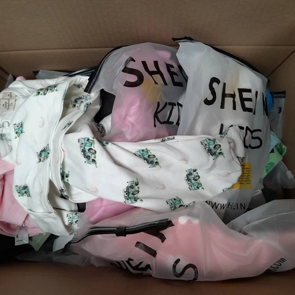 APPROXIMATELY 14 ASSORTED 0-5 YEARS CHILDRENS CLOTHING ITEMS TO INCLUDE - SHORTS , ONESEI , TOP ETC
