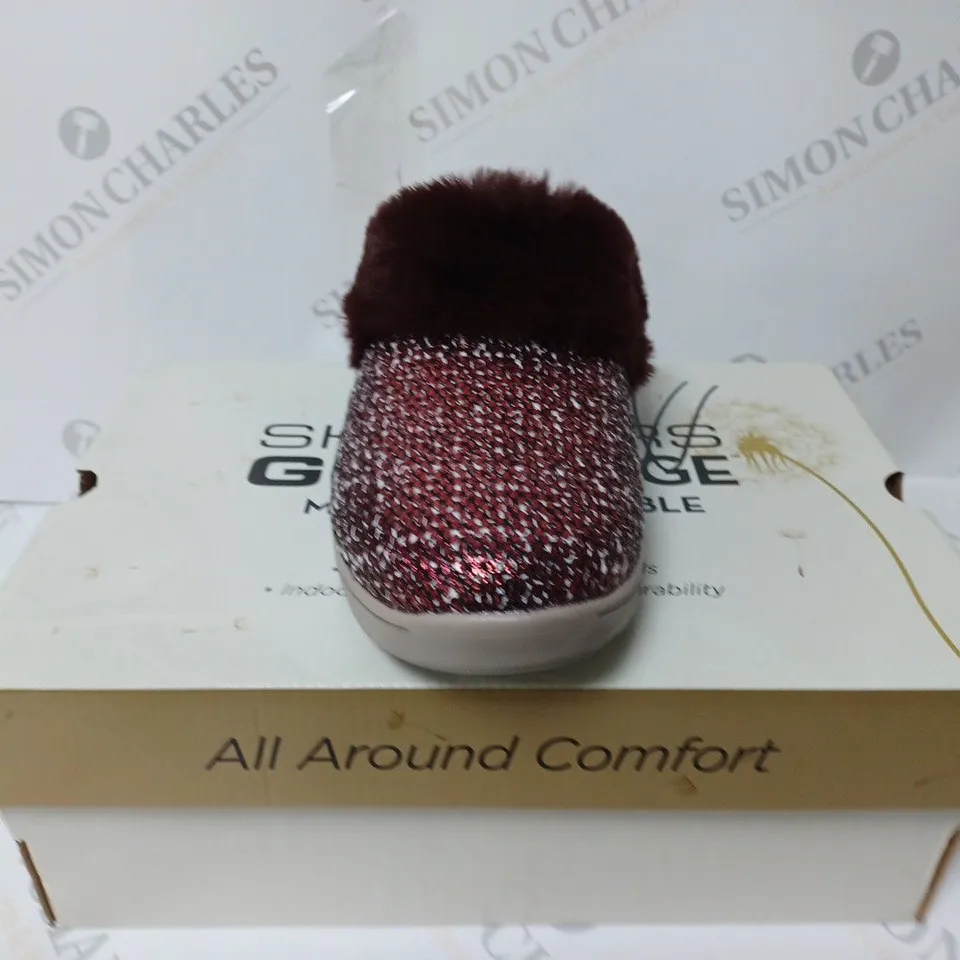 BOXED PAIR OF SKECHERS ARCH SLIPPERS BURGUNDY UK SIZE 6