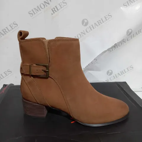 BOXED PAIR OF VIONIC SIENNA ANKLE BOOTS IN BROWN SIZE 5