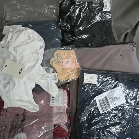 APPROXIMATELY 30 ASSORTED CLOTHING ITEMS IN VARIOUS SIZES, STYLES & COLOURS TO INCLUDE BRANDS SUCH AS JACAMO, BOUX AVENUE, ASOS, ETC - COLLECTION ONLY