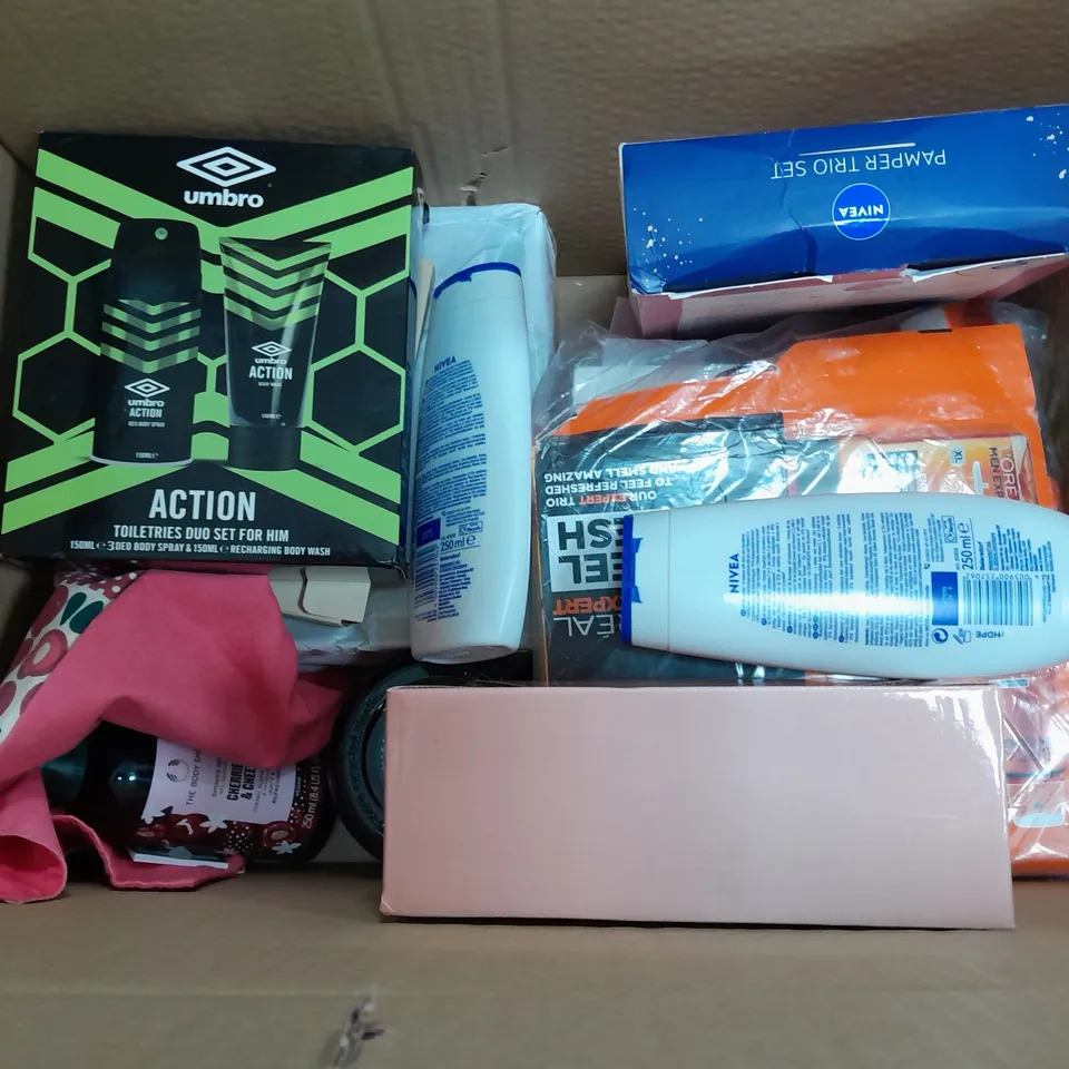 BOX OF APPROXIMATELY 10 ASSORTED COSMETIC ITEMS TO INCLUDE NIVEA, UMBRO SET, SHOWER GEL ETC