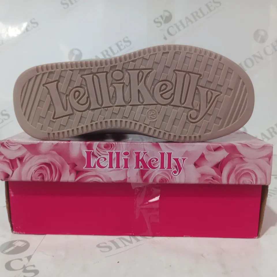 BOXED PAIR OF LELLI KELLY SHOES IN PINK W. GLITTER EFFECT EU SIZE 32