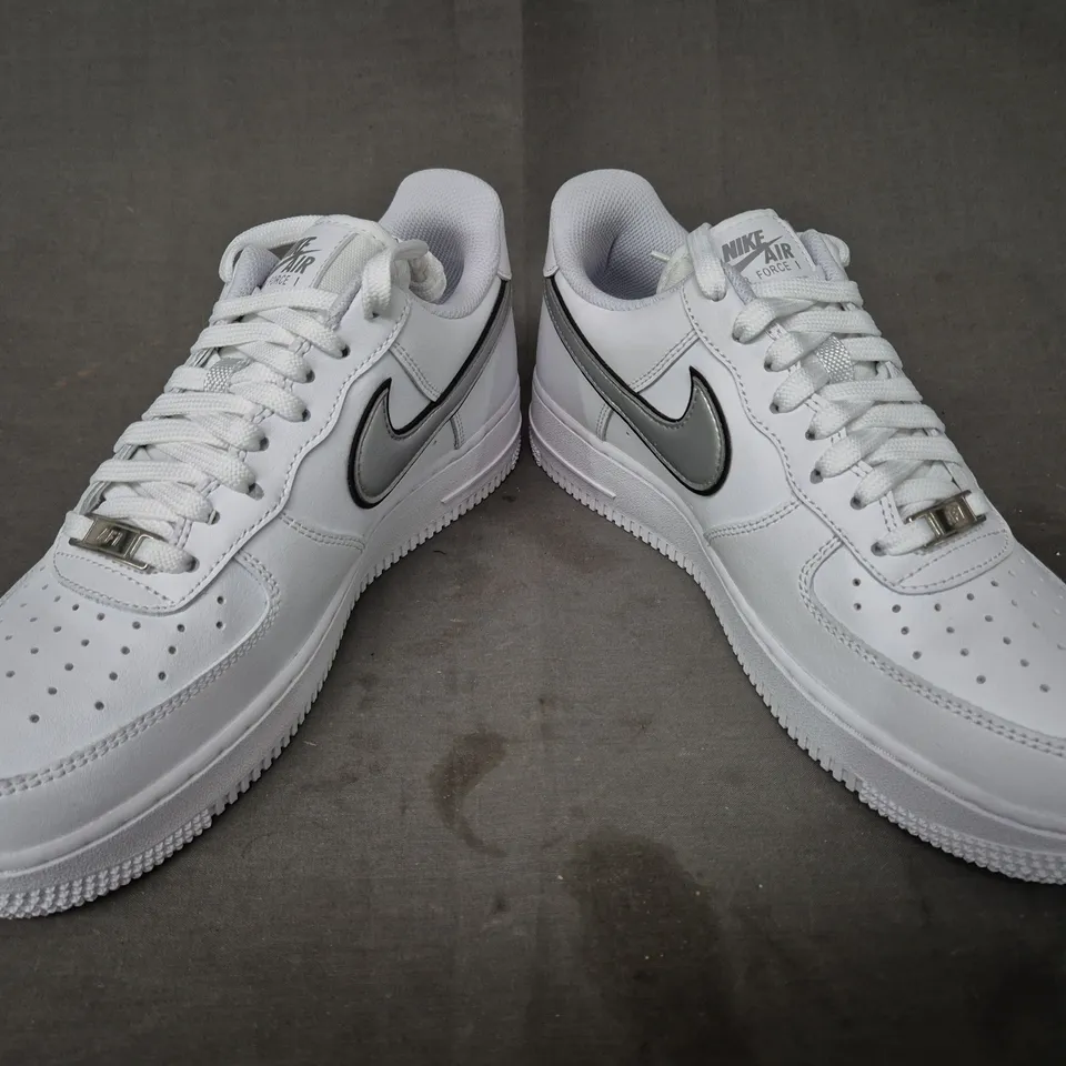 BRAND NEW BOXED PAIR OF NIKE WOMEN'S AIR FORCE 1 '07 ESS SHOES IN WHITE/METALLIC SILVER UK SIZE 6.5