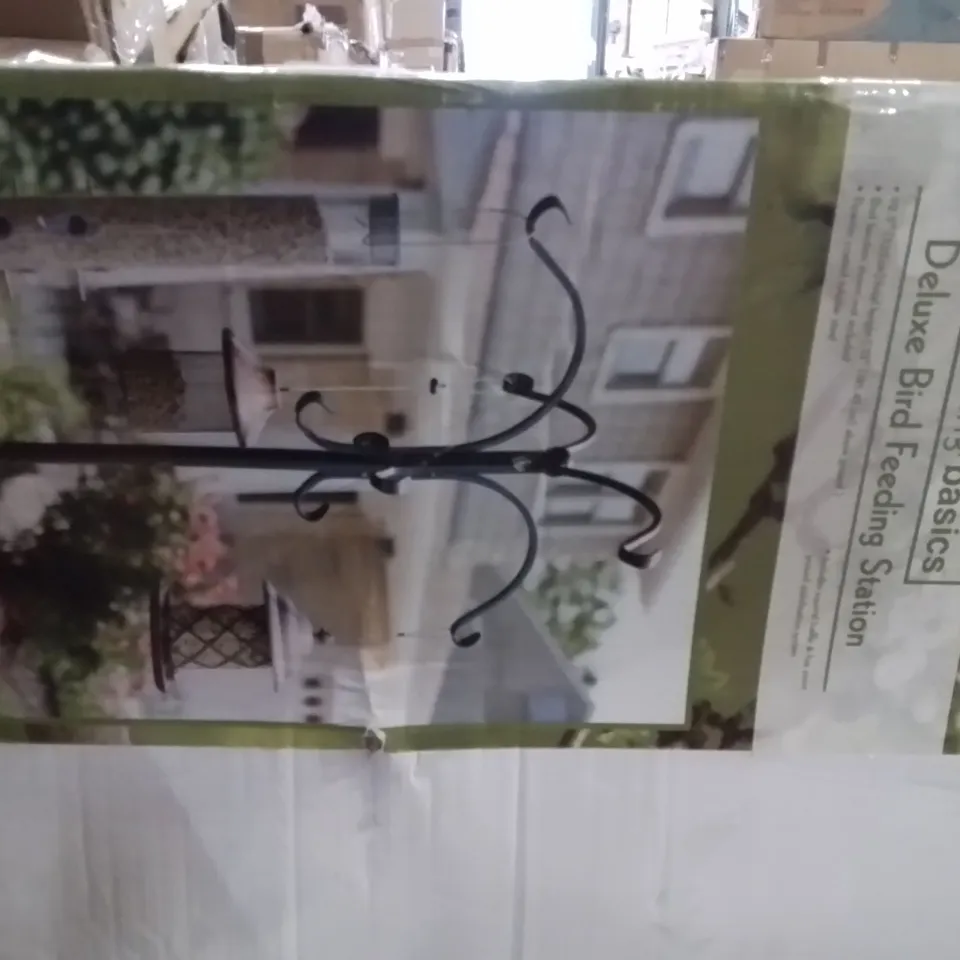 BOXED ELTON METAL POLE DECORATIVE BIRD FEEDER 